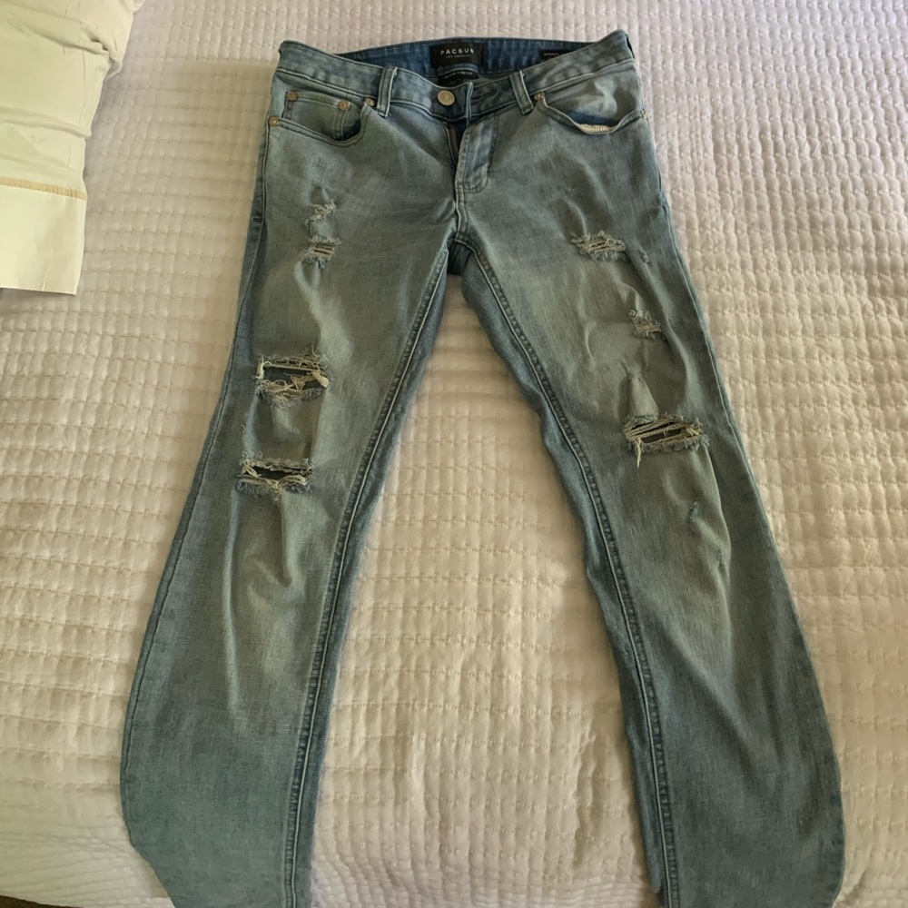 Distressed skinny jeans